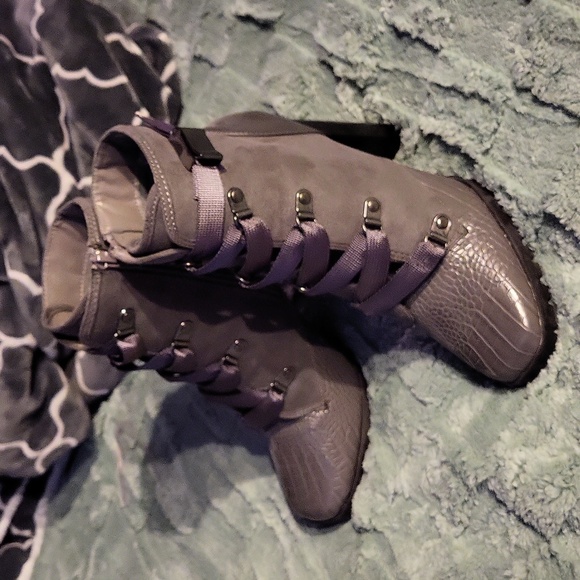 Grey faux croc boots - Picture 4 of 5